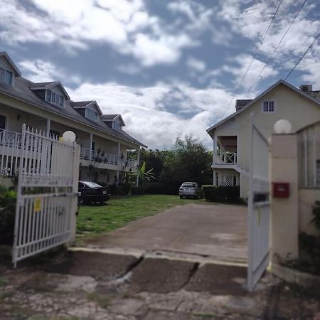 Club Caribbean Apartments Runaway Bay Bagian luar foto