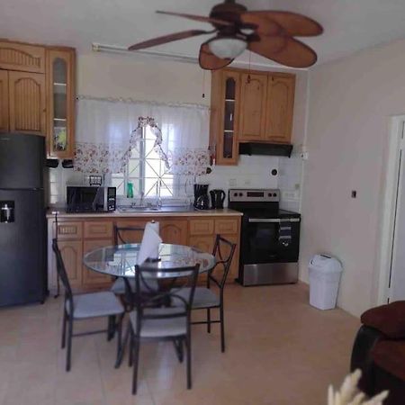 Club Caribbean Apartments Runaway Bay Bagian luar foto