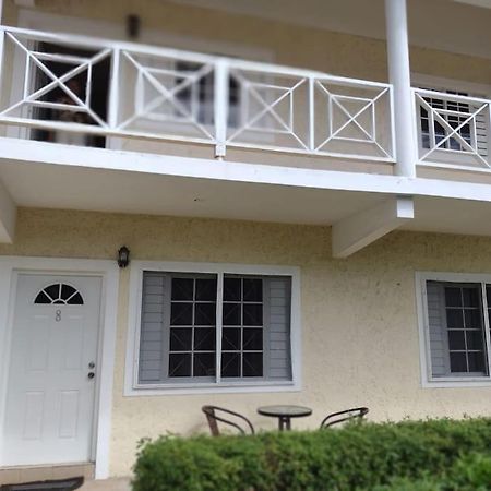 Club Caribbean Apartments Runaway Bay Bagian luar foto