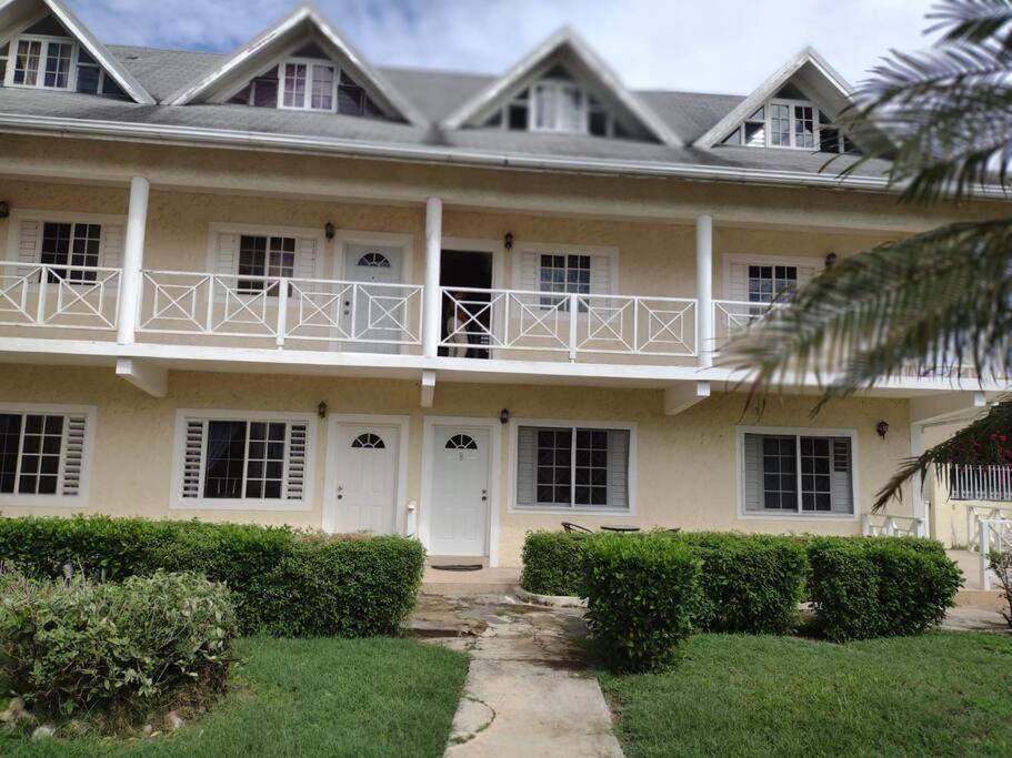 Club Caribbean Apartments Runaway Bay Bagian luar foto