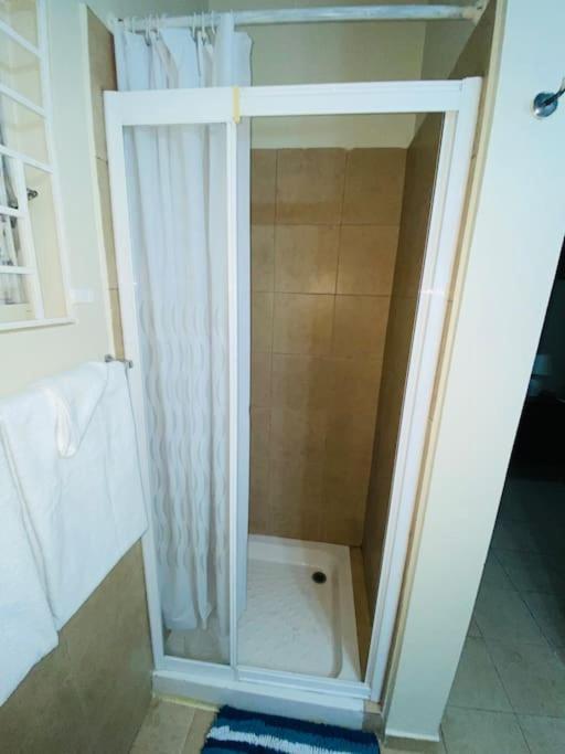 Club Caribbean Apartments Runaway Bay Bagian luar foto
