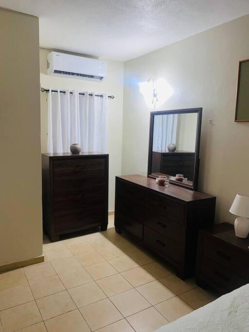 Club Caribbean Apartments Runaway Bay Bagian luar foto