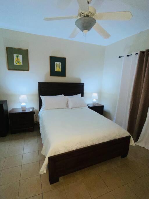 Club Caribbean Apartments Runaway Bay Bagian luar foto