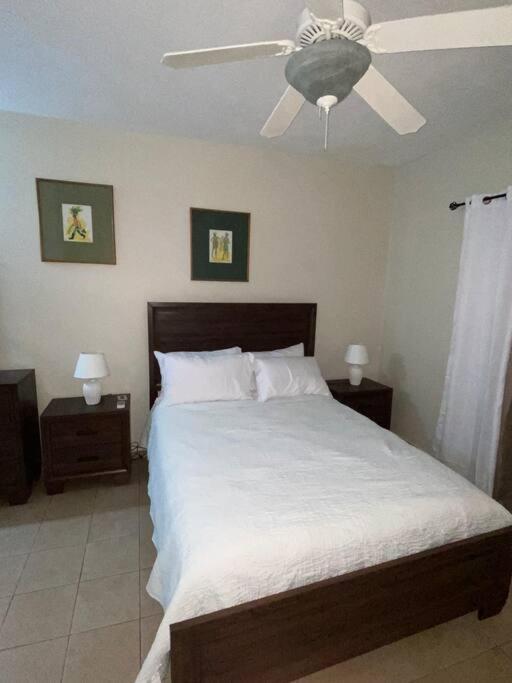 Club Caribbean Apartments Runaway Bay Bagian luar foto