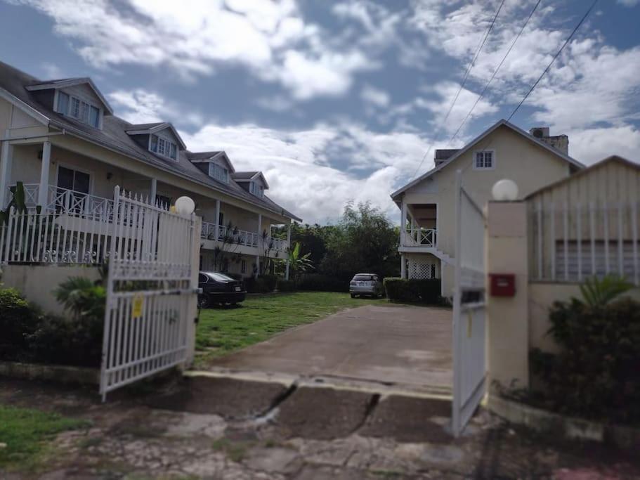 Club Caribbean Apartments Runaway Bay Bagian luar foto