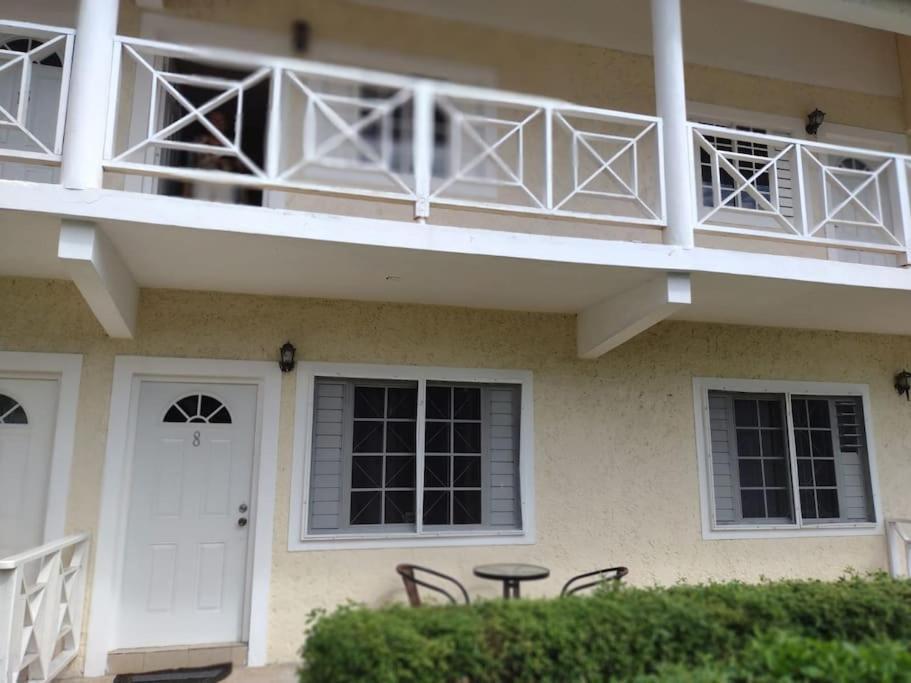 Club Caribbean Apartments Runaway Bay Bagian luar foto