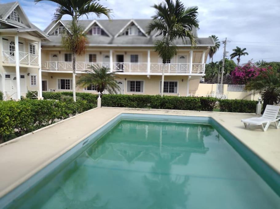 Club Caribbean Apartments Runaway Bay Bagian luar foto