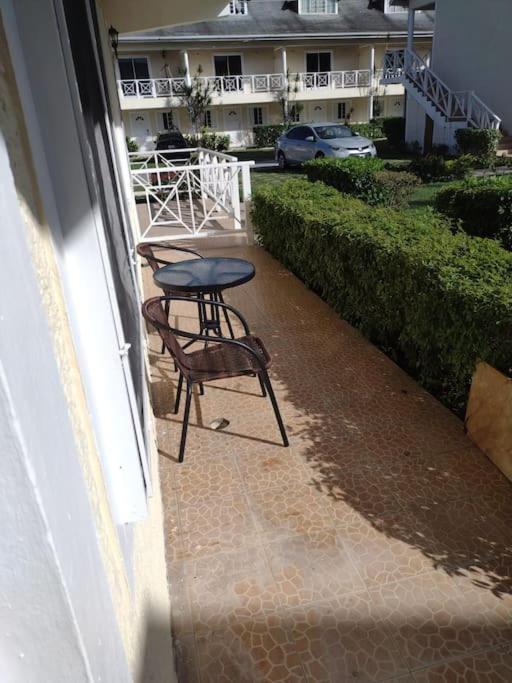 Club Caribbean Apartments Runaway Bay Bagian luar foto