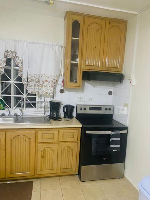 Club Caribbean Apartments Runaway Bay Bagian luar foto
