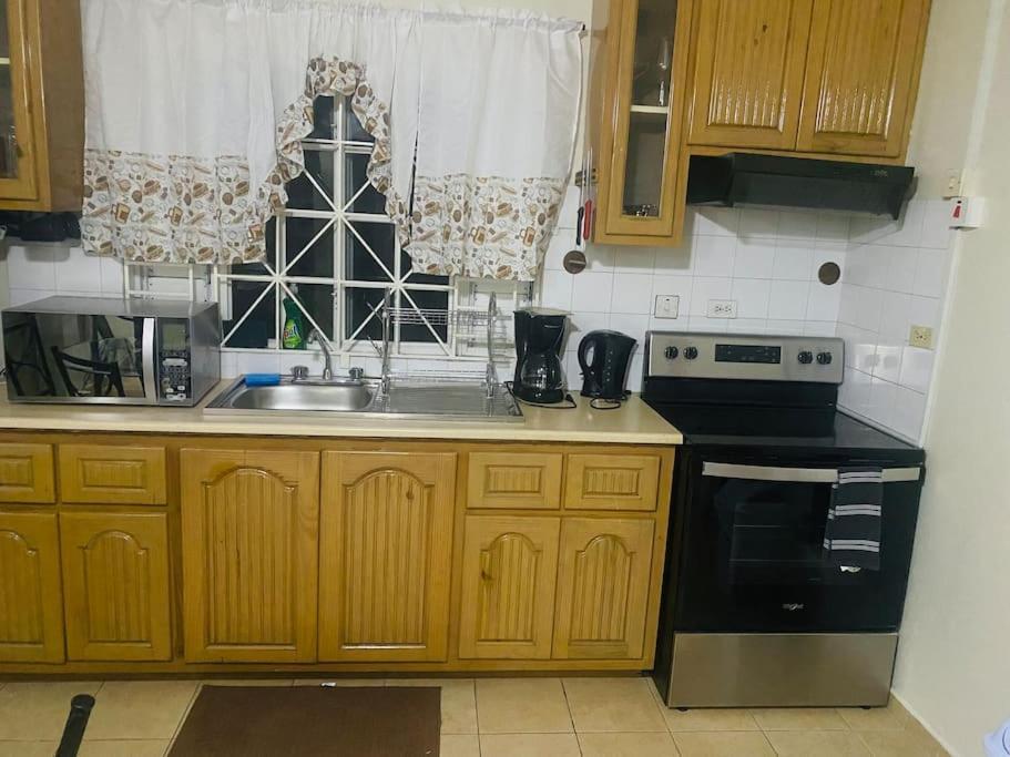 Club Caribbean Apartments Runaway Bay Bagian luar foto