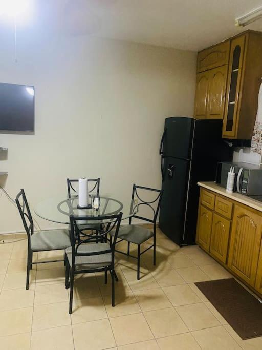 Club Caribbean Apartments Runaway Bay Bagian luar foto